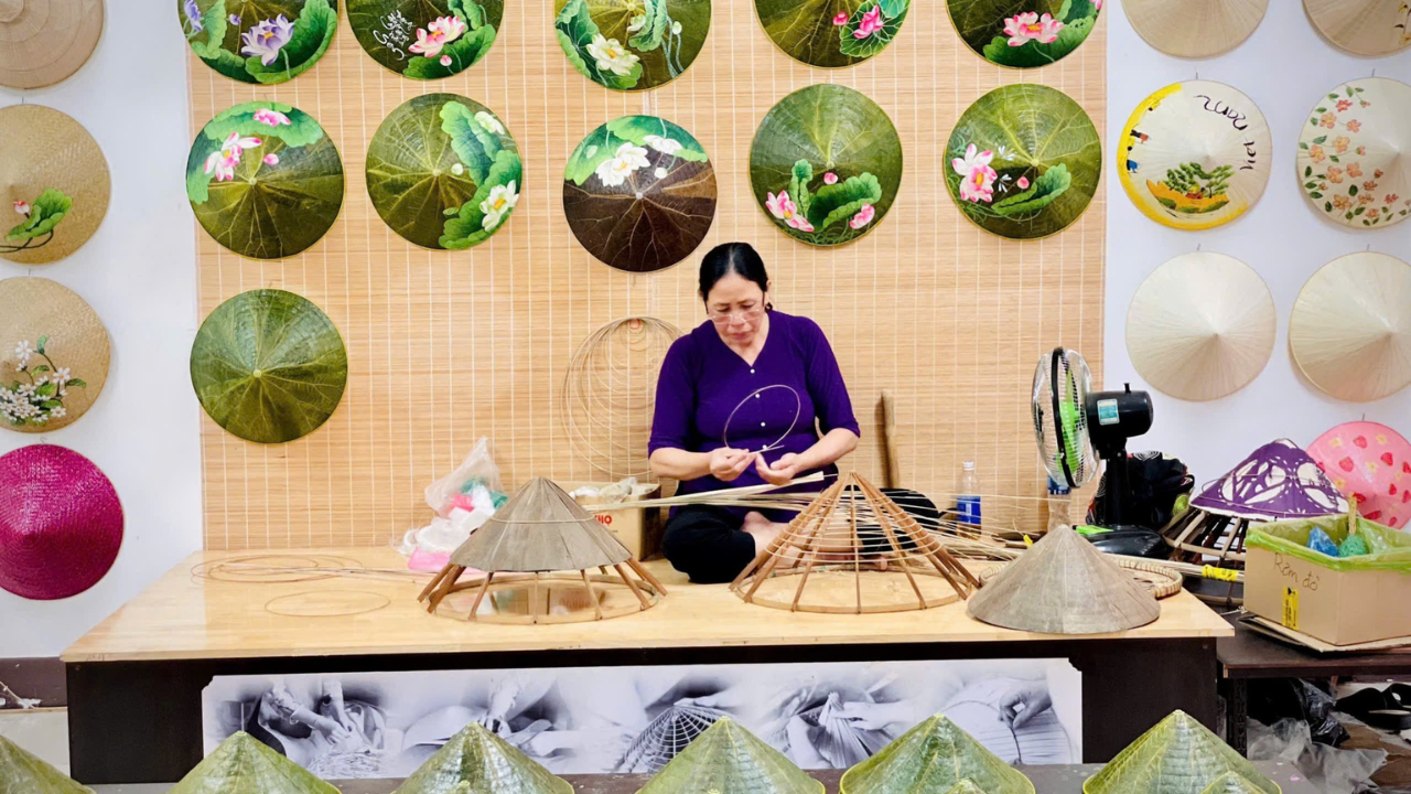 Experience making conical hats - Hue